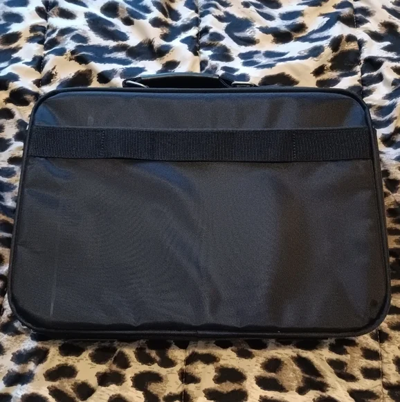 Targus Black Laptop Bag with Professional Appeal - Picture 8 of 10